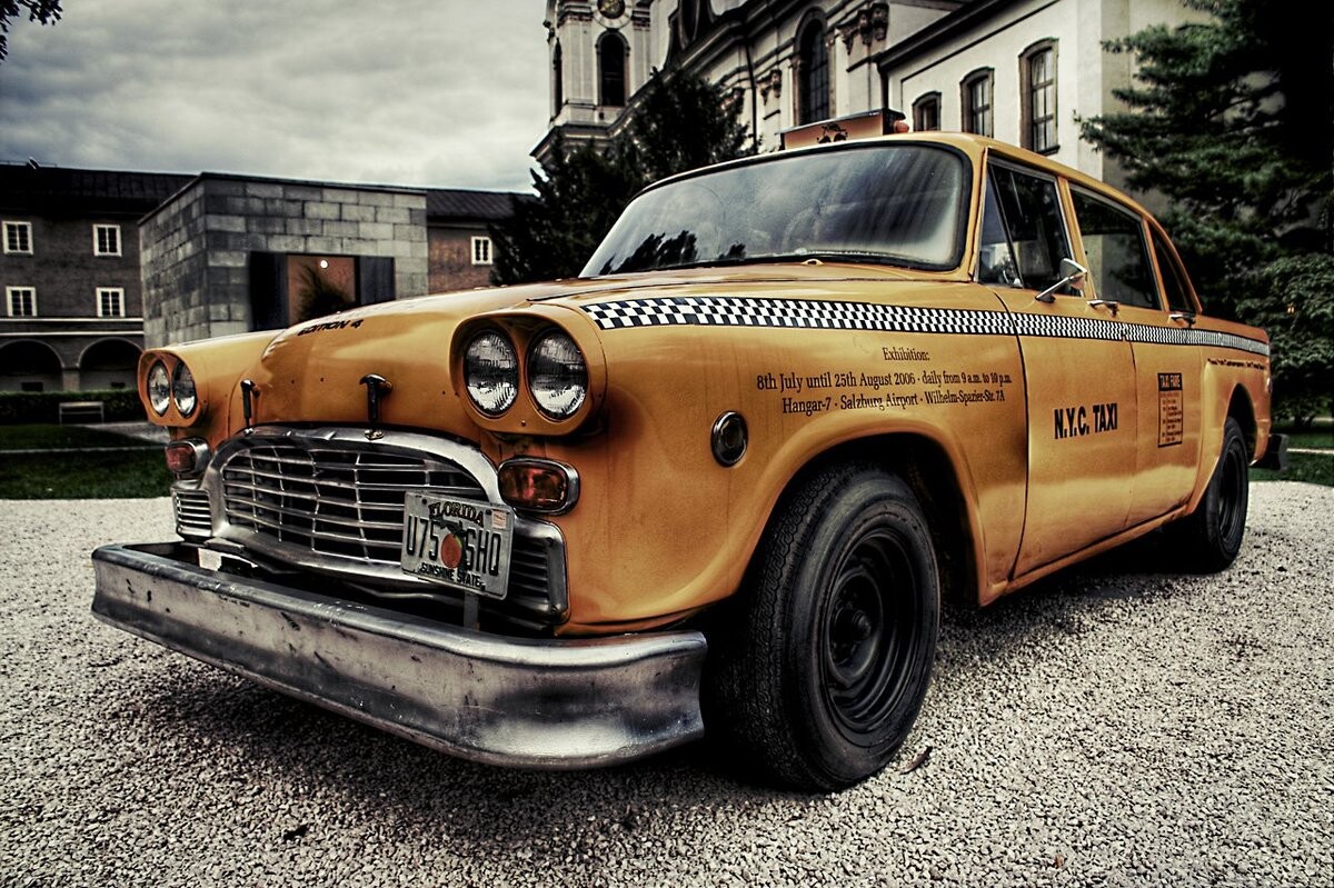 Старый таксопарк. Ретро-такси. Старые такси. Машина такси ретро. Старый таксист.